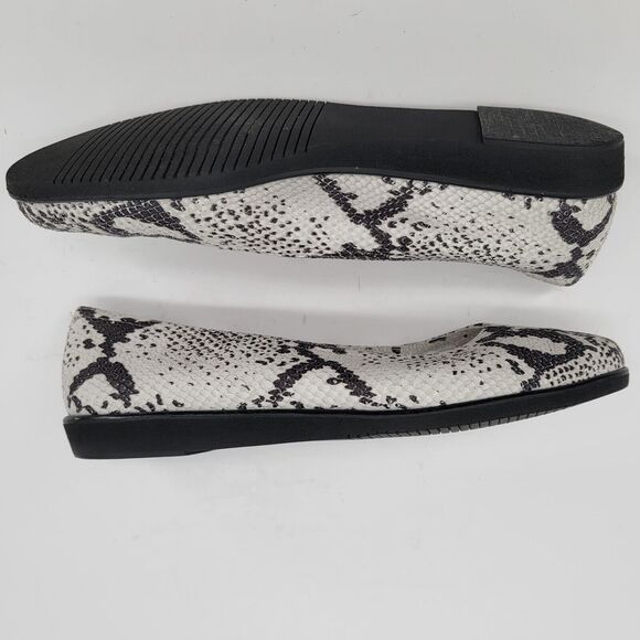 Salvatore Ferragamo Boutique Size 7 Flats Snakeskin Embossed Almond Toe Slip On - Picture 2 of 8